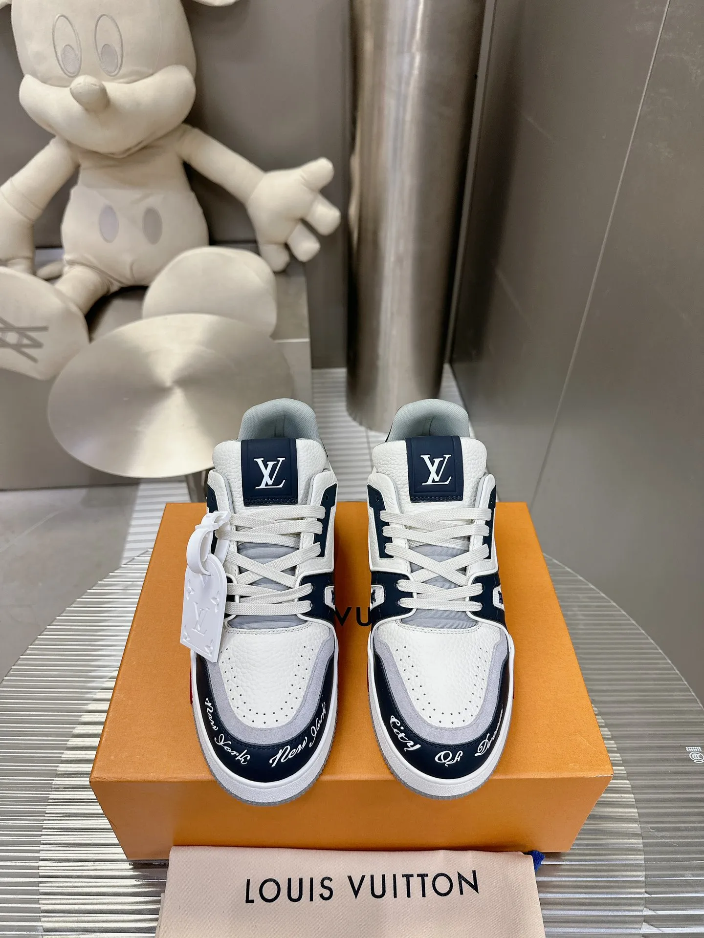 👟👟Ex-factory price 840👟👟The highest version on the Internet⚠️Feel free to compare! 2021🔥New model, purchase quality LV~Louis Vuitton by Virgin Abloh’s best-looking sneakers, Donkey Brand strongly recommends new products, official website limited edition retro basketball sneakers! Both high and low tops cost money to purchase 1:1 accurate replicas of the originals. The details are invincible, full of sincerity, imported custom-made original cowhide, the original package method is the same, the details are 100% restored, and the private model customized the original one-piece T👟👟factory price U outsole, which is different from other brands. Without the original version, this effect cannot be achieved! 35-45 (46 is custom-made and non-refundable) Some colors are available in women’s styles